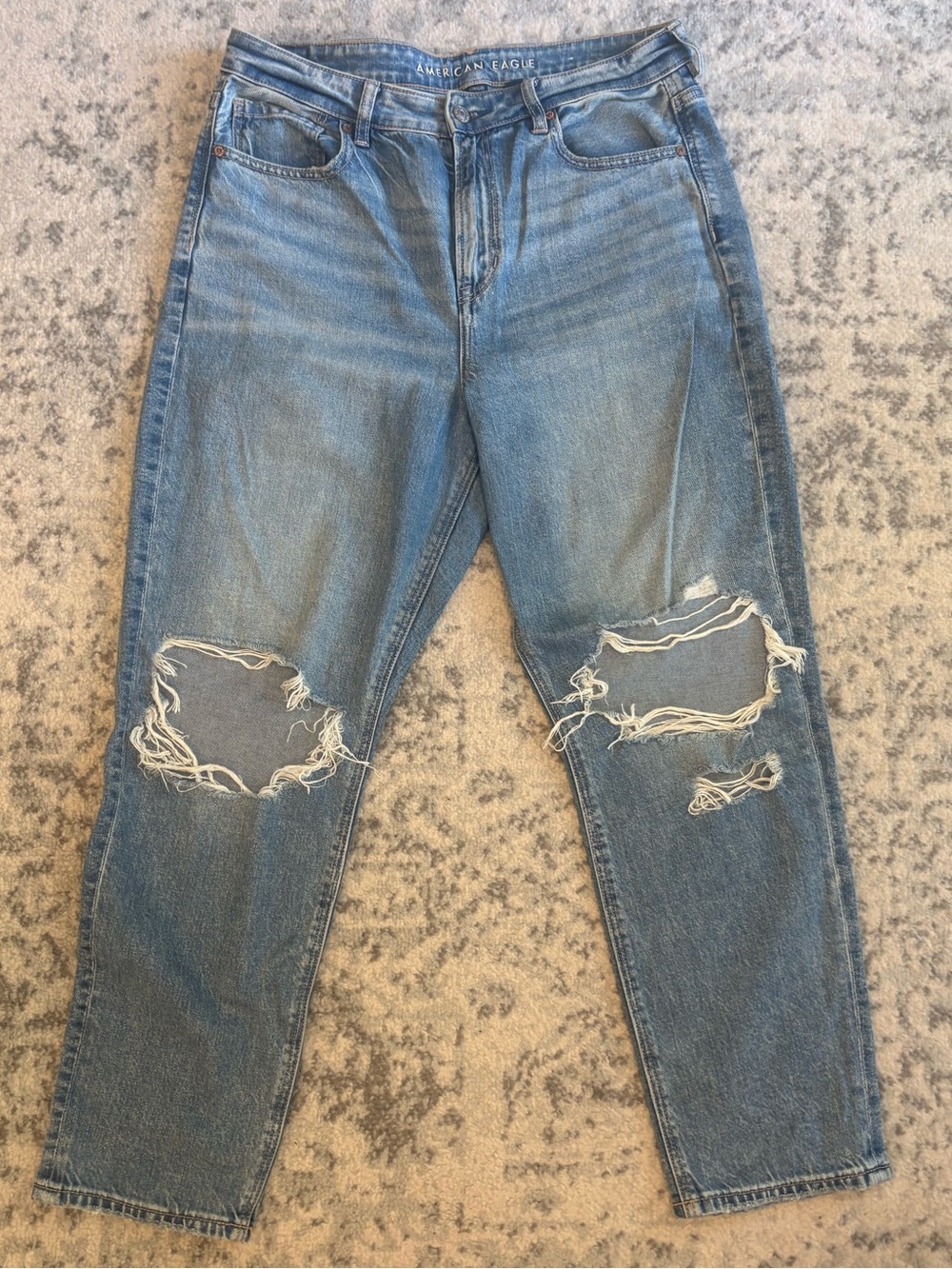 American Eagle Strigid Ripped Jeans – Size 10 Short